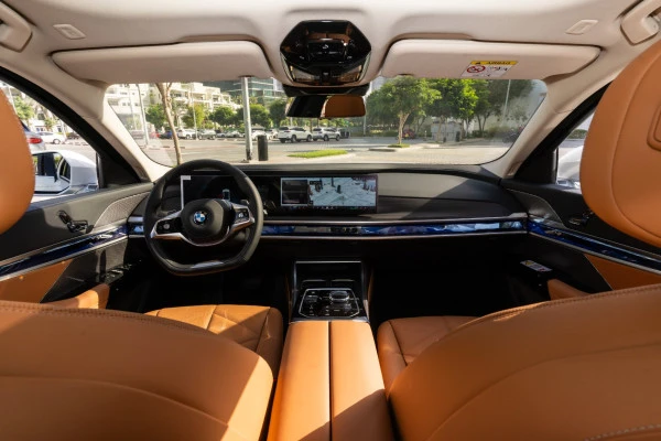 White BMW 735i Photo 8