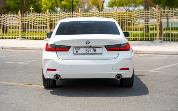 White BMW 318i Photo 3