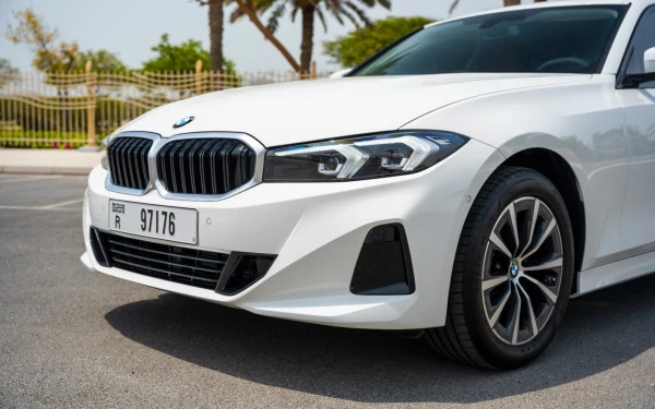 White BMW 318i Photo 4