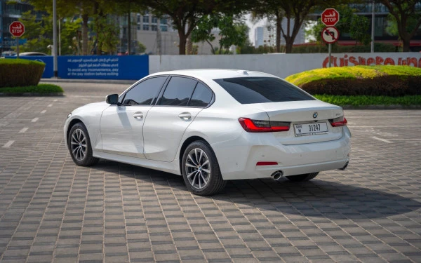 White BMW 318i Photo 2
