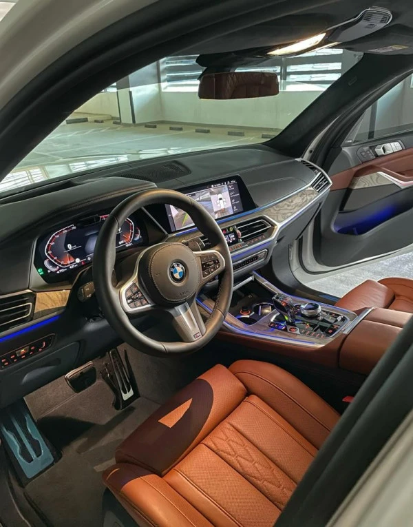 White BMW X7 Photo 4
