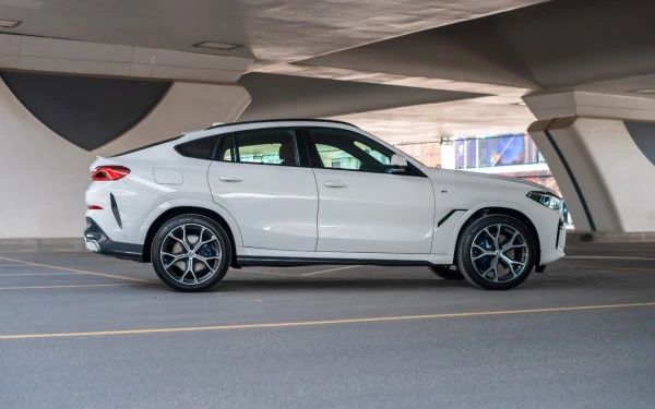 White BMW X6 Photo 2