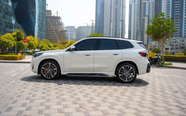 White BMW X1 Photo 2
