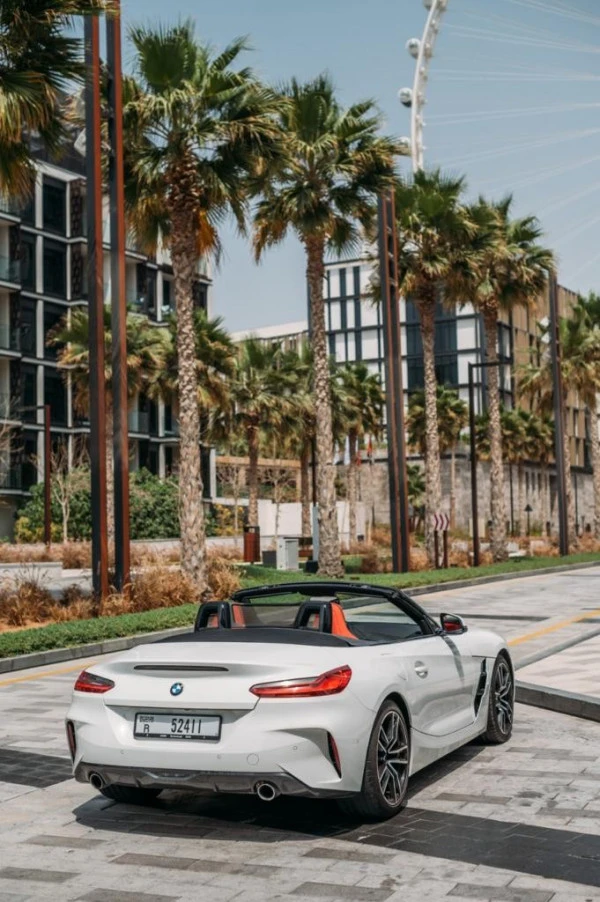 White BMW Z4 cabrio Photo 3
