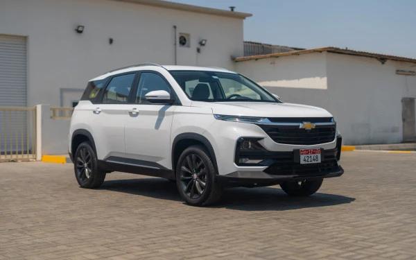 White Chevrolet Captiva Photo 2