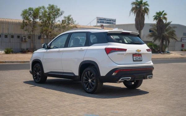 White Chevrolet Captiva Photo 4