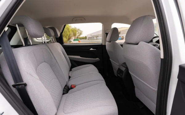 White Chevrolet Captiva Photo 7