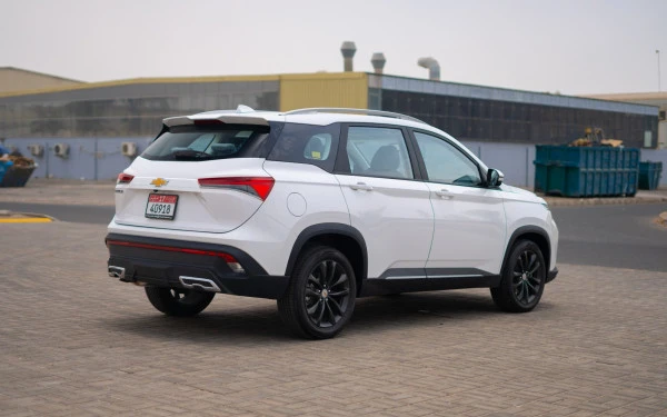 White Chevrolet Captiva Photo 2