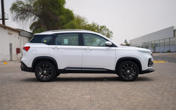 White Chevrolet Captiva Photo 3