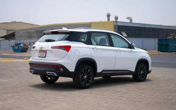 White Chevrolet Captiva Photo 3