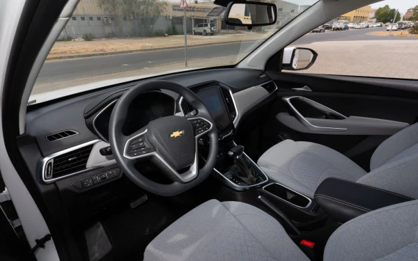 White Chevrolet Captiva Photo 6