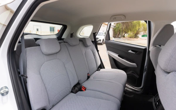 White Chevrolet Captiva Photo 7