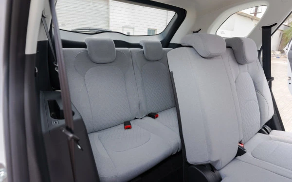 White Chevrolet Captiva Photo 8