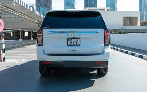 White Chevrolet Tahoe Photo 3
