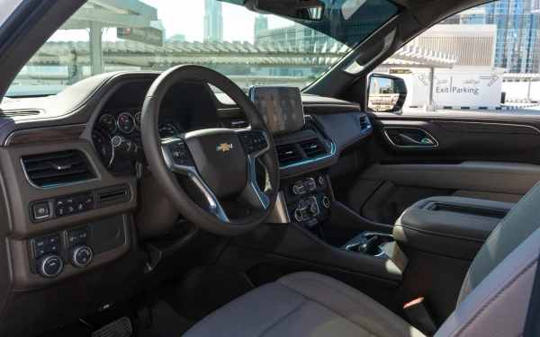 White Chevrolet Tahoe Photo 4