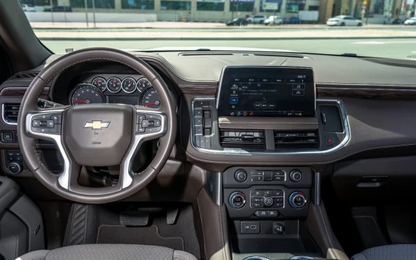 White Chevrolet Tahoe Photo 3