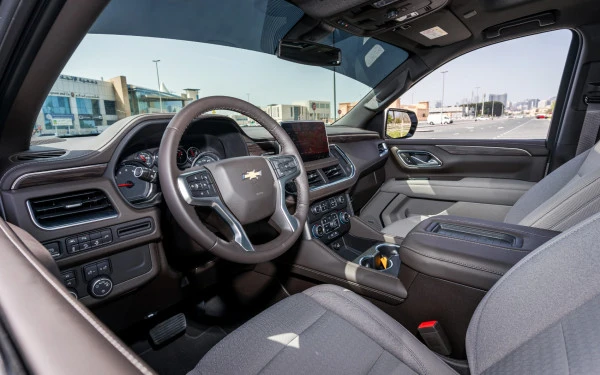 White Chevrolet Tahoe Photo 4