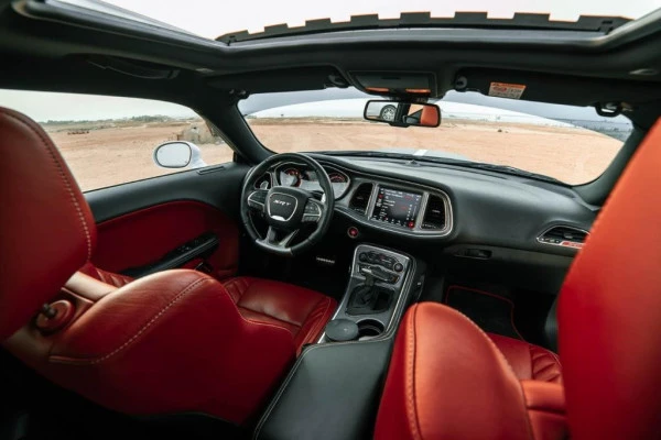 Красный Dodge Challenger V8 Hellcat Photo 2