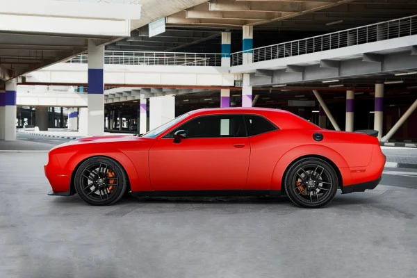 Красный Dodge Challenger V8 Hellcat Photo 6