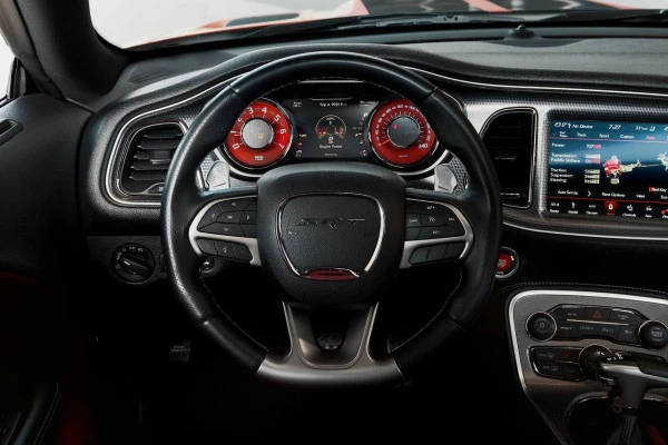 Красный Dodge Challenger V8 Hellcat Photo 7