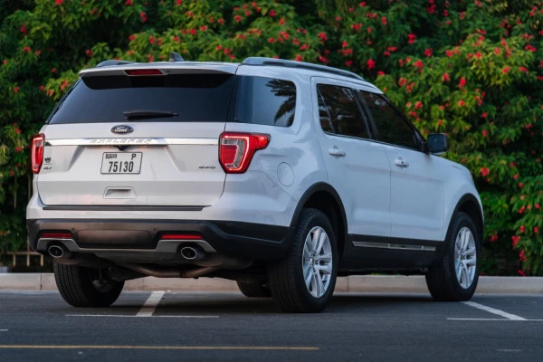 White Ford Explorer Photo 2