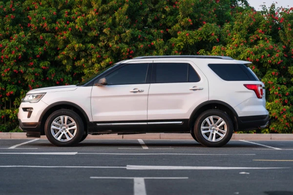 White Ford Explorer Photo 3