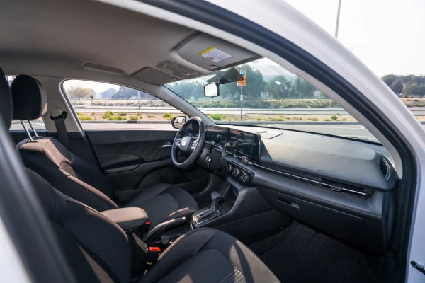 White Hyundai Accent Photo 10