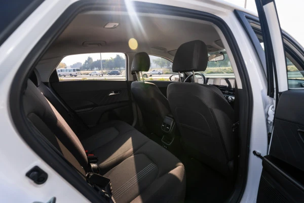 White Hyundai Accent Photo 14