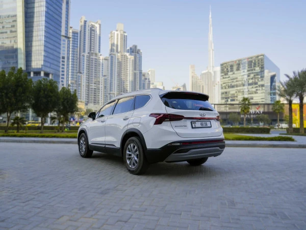 White Hyundai Santa Fe Photo 2
