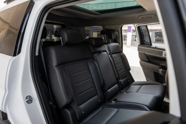 White Hyundai Santa Fe Photo 6