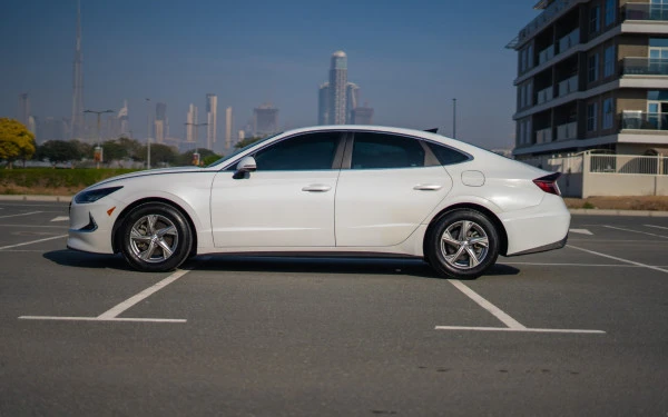 White Hyundai Sonata Photo 2
