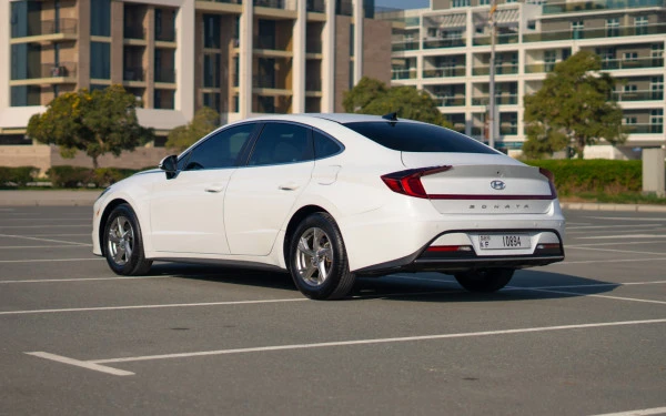White Hyundai Sonata Photo 3