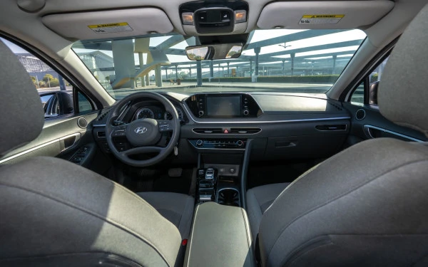 White Hyundai Sonata Photo 5