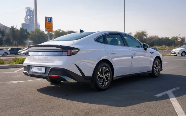 White Hyundai Sonata Photo 3