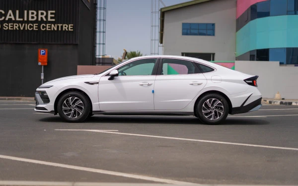 White Hyundai Sonata Photo 3
