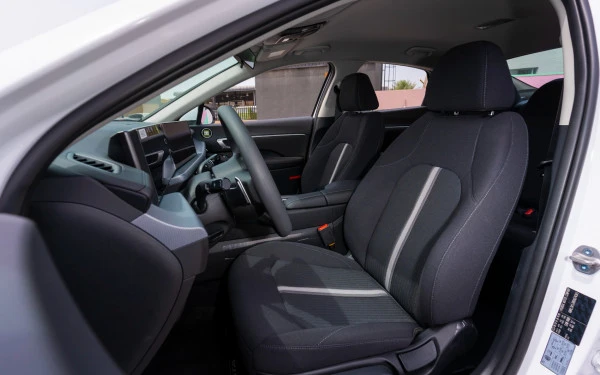 White Hyundai Sonata Photo 8