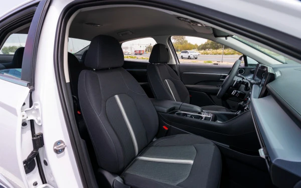 White Hyundai Sonata Photo 13