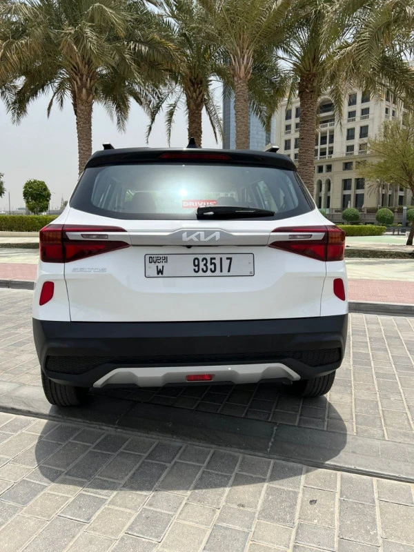 White KIA Seltos Photo 3