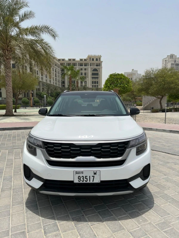 White KIA Seltos Photo 5