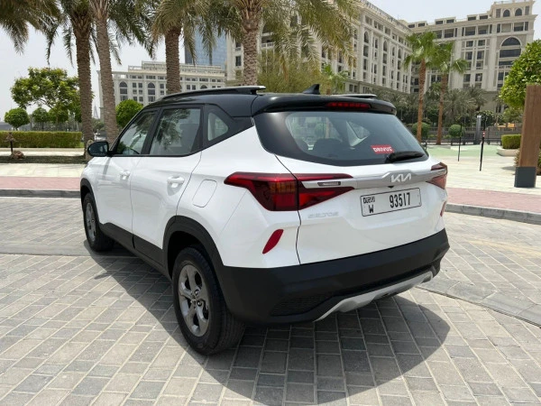 White KIA Seltos Photo 6