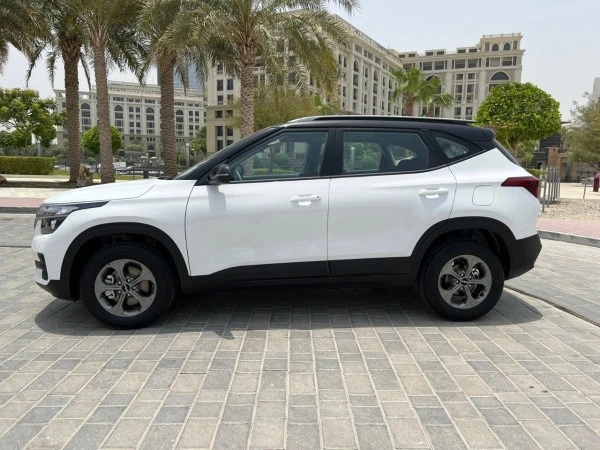 White KIA Seltos Photo 3