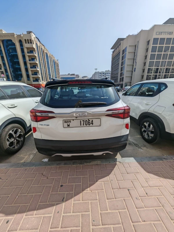 White KIA Sonet Photo 3