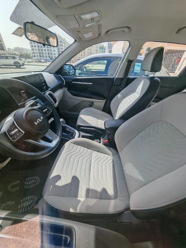 White KIA Sonet Photo 4