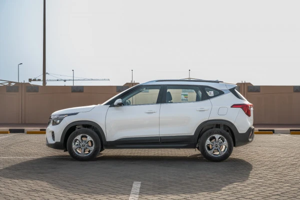 White KIA Seltos Photo 2