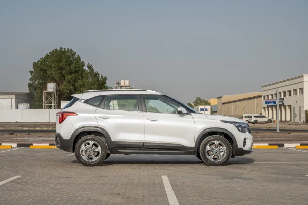 White KIA Seltos Photo 4