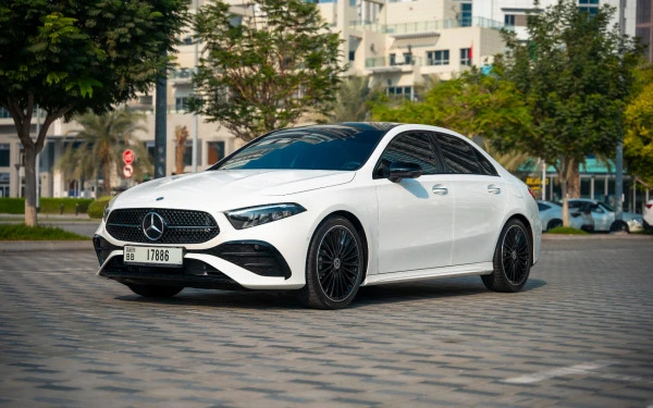 White Mercedes A200 Photo 2