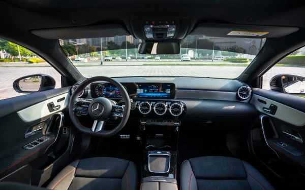 White Mercedes A200 Photo 12