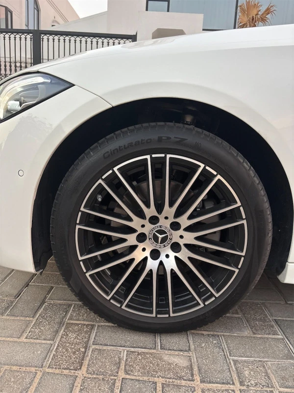 White Mercedes C 220 Photo 2