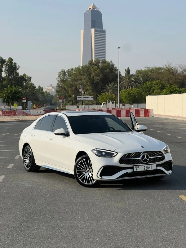 White Mercedes C 220 Photo 4
