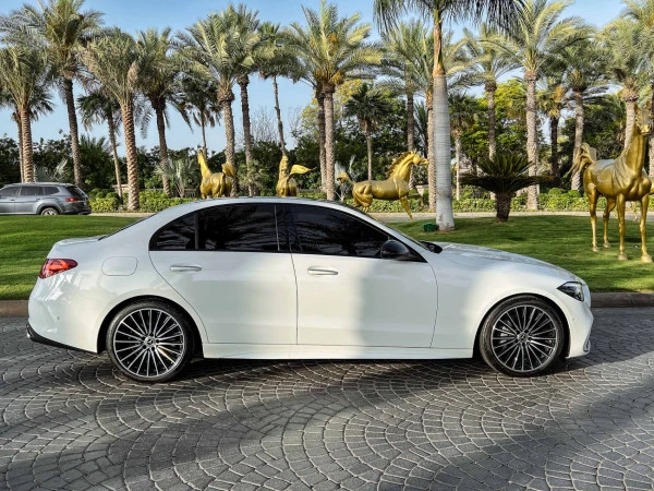 White Mercedes C200 Photo 2